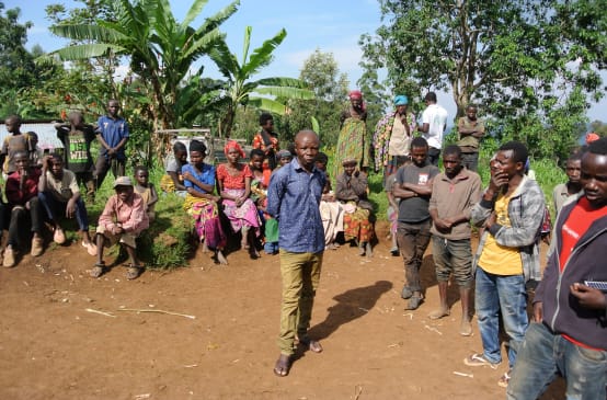 Riunione di indigeni Batwa in un villaggio vicino al Parco Nazionale Kahuzi-Biega