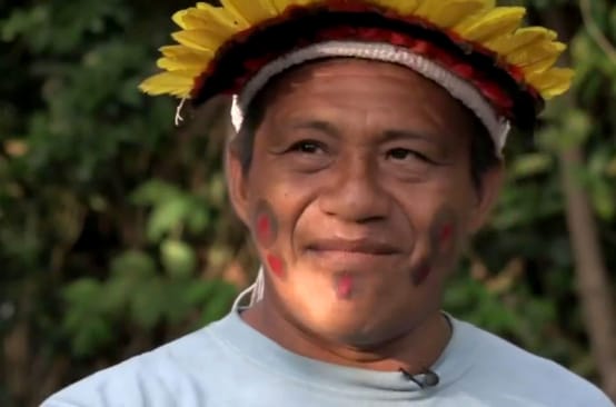 Foto dell'indigeno Sarapó Ka'apor con decorazione di piume