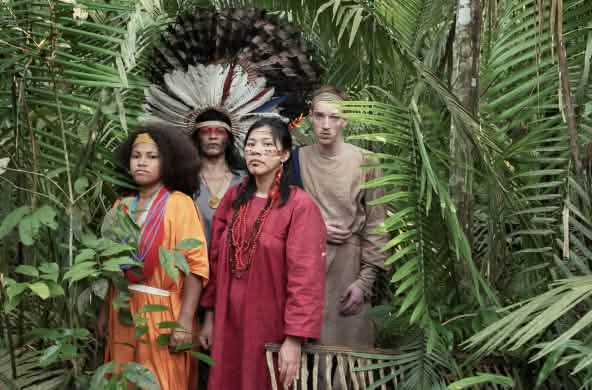 Attori dello spettacolo Antigone in Amazzonia in piedi nella foresta pluviale