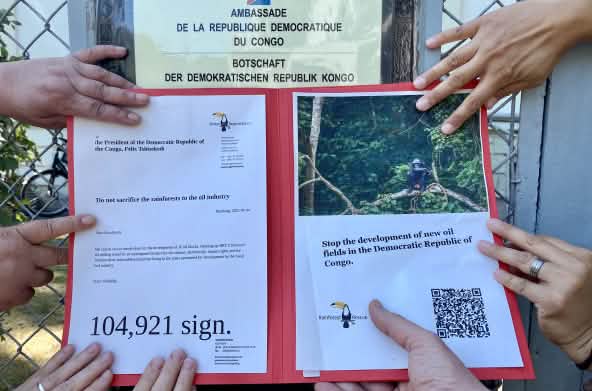Alleanza in difesa delle foreste della RD Congo: consegnate oltre 110.000 firme all'ambasciata a Berlino