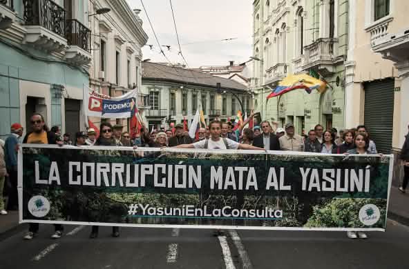 Manifestazione del gruppo YASunidos per chiedere che il petrolio di Yasuní sia lasciato nel terreno. Portano uno striscione con scritto “La corruzione uccide lo Yasuní #YasuníEnLaConsulta”.