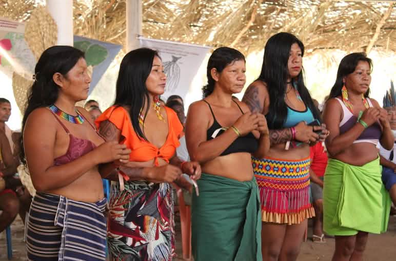 Cinque donne indigene in piedi, una accanto all'altra