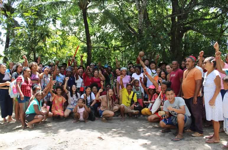 Foto di gruppo di persone bambini, giovani, donne e anziani