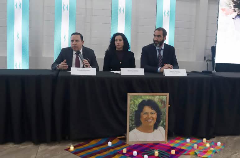 Tavolo dei tre membri del GIEI, con alle spalle un ritratto di Berta Cáceres