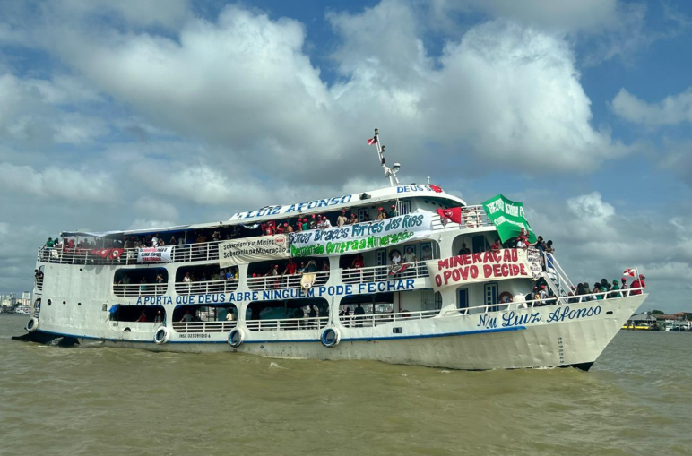 Una nave con striscioni