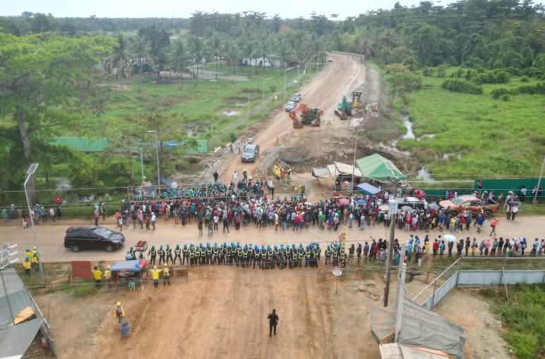 Vista aerea della protesta contro l'attività mineraria a Palawan. Incrocio stradale con presenza di manifestanti e polizia