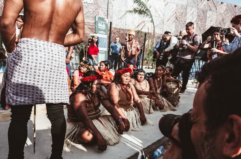 Le donne indigene bloccano l'ingresso della COP30 a Belém sedendosi per terra