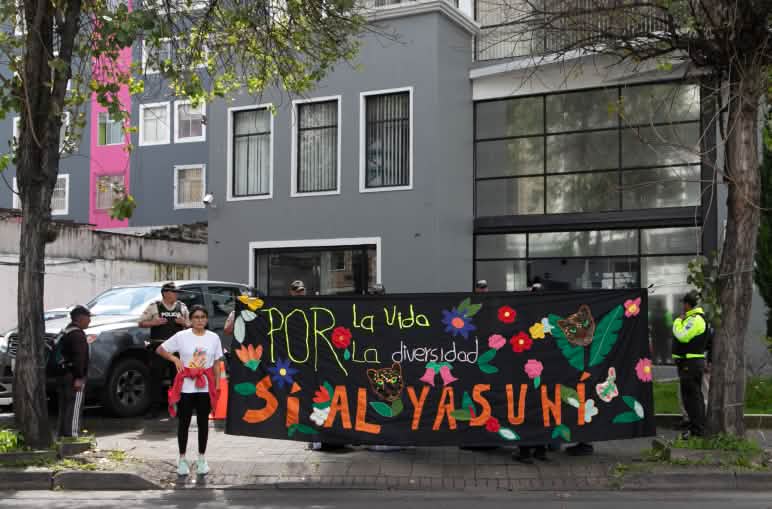 Protesta di Yasunidos davanti al Tribunale Contenzioso Elettorale dell'Ecuador