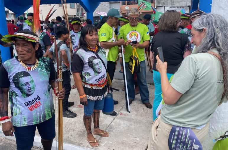 Guadalupe Rodríguez fotografa Mariza Ka'apor, una donna indigena, con il suo smartphone