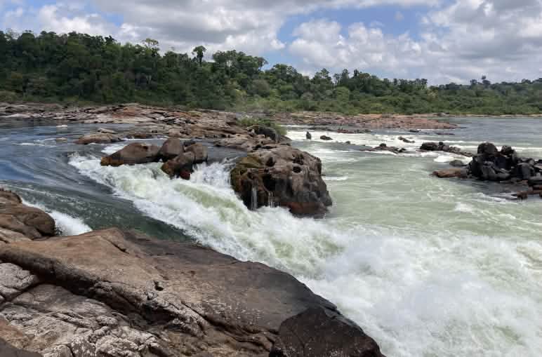 L'acqua del fiume Xingu cade per diversi metri tra le rocce nella foresta amazzonica.