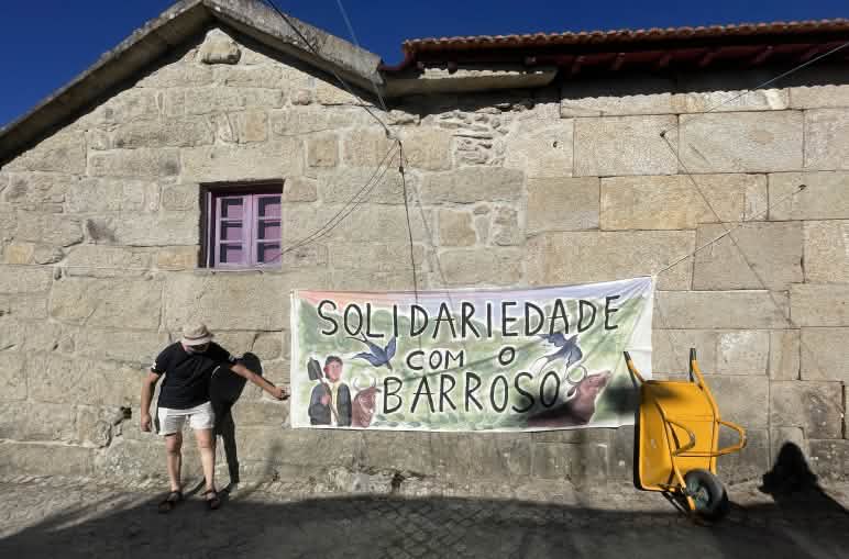 Striscione con la scritta “Solidarietà con Barroso”.