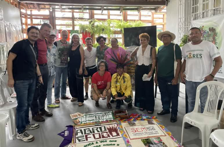 Membri di Agro é Fogo, Salviamo la Foresta e altre organizzazioni alleate durante la presentazione del Manuale di prevenzione e lotta agli incendi boschivi nelle comunità del Cerrado