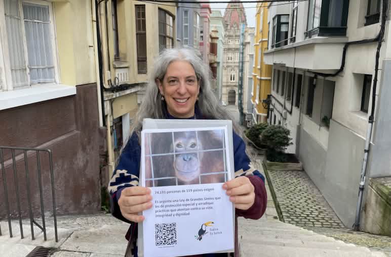 Guadalupe Rodríguez di Salva la Selva pronta a inviare le firme della petizione “Una legge subito. Le grandi scimmie non possono aspettare.”
