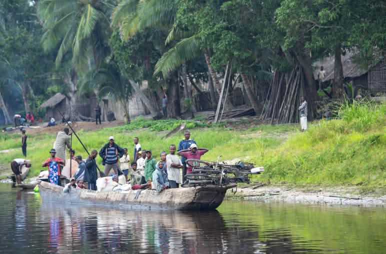 Una piroga a pieno carico viaggia sul fiume Congo