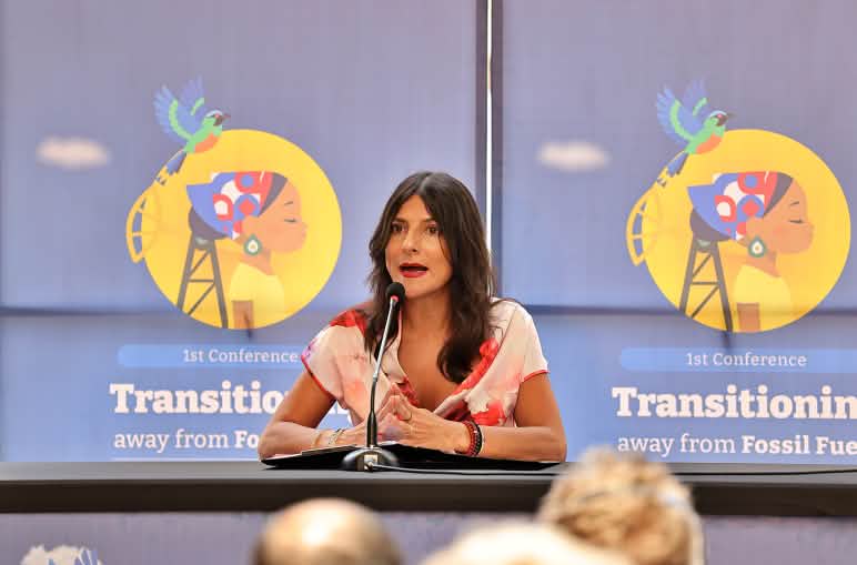 Irene Vélez Torres, ministra dell'Ambiente della Colombia, seduta per la conferenza stampa inaugurale della Prima Conferenza Internazionale per la Transizione oltre i Combustibili Fossili.