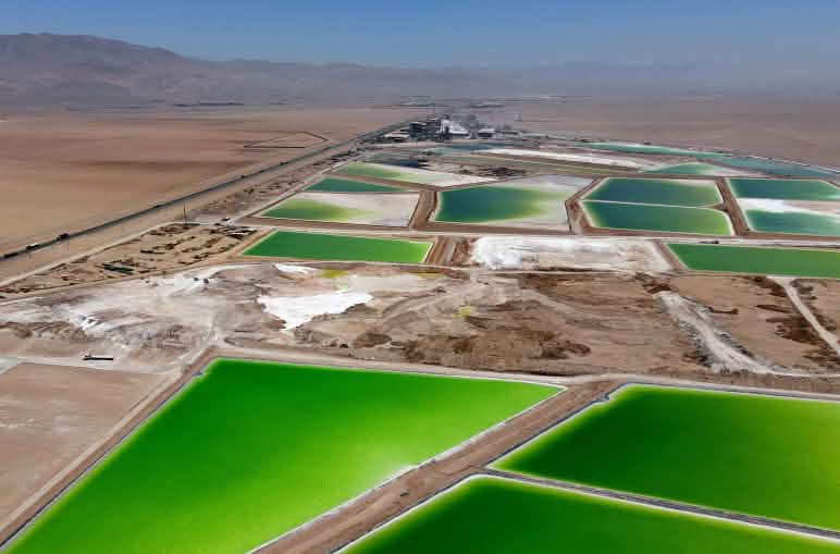 Vista aerea dell'impianto di carbonato di litio nel salar El Carmen, Antofagasta, Cile