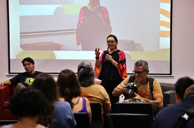 Yvonne Yáñez, della Rete Latinoamericana di Donne Difenditrici dei Diritti Sociali e Ambientali nella sessione di apertura del Vertice dei Popoli per un Futuro Libero dai Combustibili Fossili.