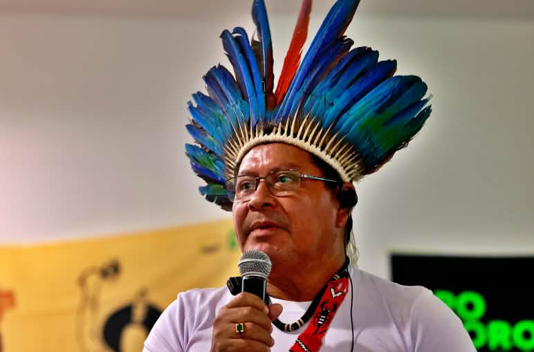 Partecipazione di una persona indigena all'apertura del Vertice dei Popoli per un Futuro Libero dai Combustibili Fossili.