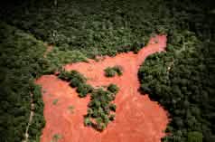 Risultato della rottura di una diga di contenimento di rifiuti minerari tossici in Brasile