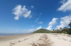 Spiaggia tropicale con palme sull'isola di Cajual