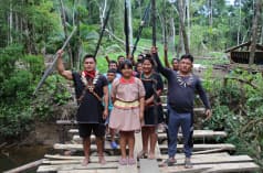 Indigeno A'i Cofán di Durengo con Eduardo Medúa (a sinistra)