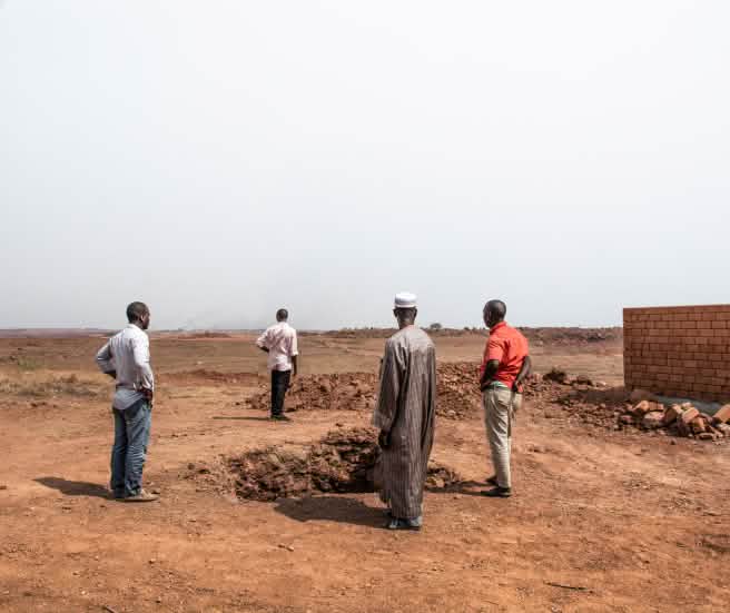 Membri della comunità Hamdallaye presso la miniera di bauxite di Sangaredi