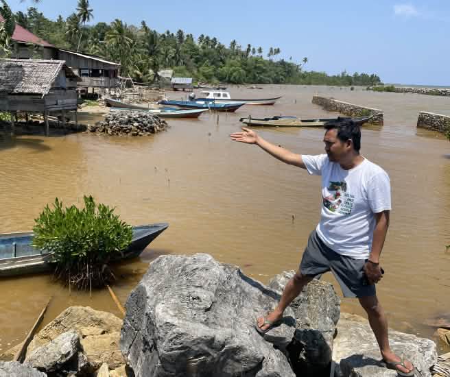 Amien Muhammad, della Alliansi Sulawesi, segnala l’inquinamento causato dall’estrazione di nichel sulle popolazioni costiere dell’isola di Sulawesi.