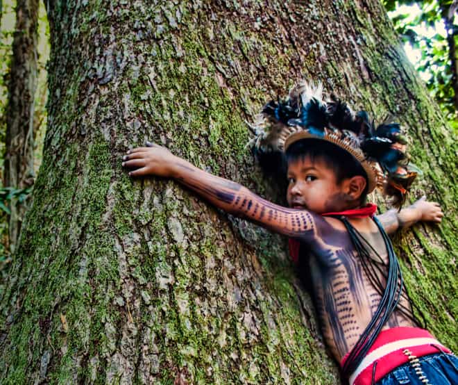 Le popolazioni indigene sono i migliori custodi delle foreste e delle foreste pluviali. Bambino del popolo Paiter Surui del Brasile