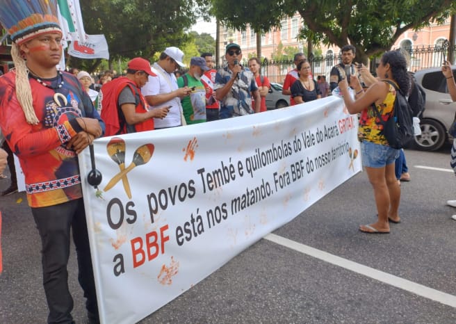 Le comunità indigene e quilombola protestano contro l'espansione della monocoltura della palma da olio con lo striscione "La BBF ci sta uccidendo. Fuori dal nostro territorio".