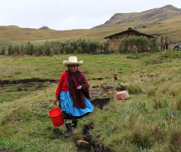 Máxima Acuña sulla sua terra