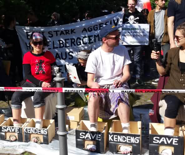 Gli attivisti si cementato i piedi in segno di protesta in occasione della riunione degli azionisti della HeidelbergCement