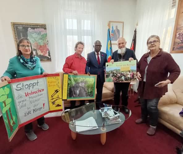 Consegna di 225.129 firme all'ambasciata della Repubblica Democratica del Congo a Berlino