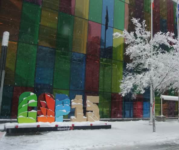 Cartello COP15 davanti al Centro Congressi di Montréal