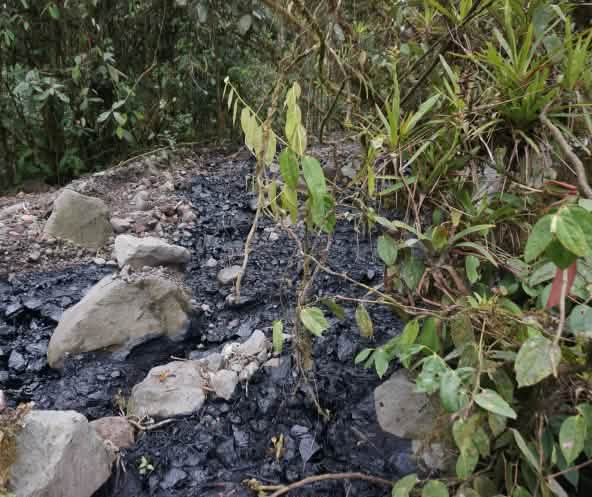 Petrolio grezzo rovesciato su un'area coperta di ghiaia e pietre