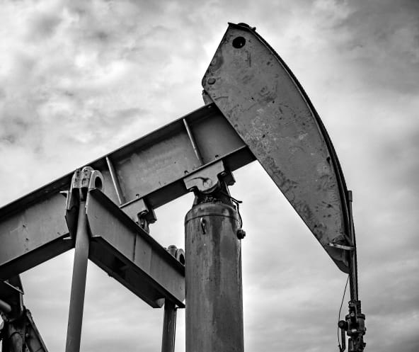 Una pompa di petrolio e nello sfondo il cielo nuvoloso
