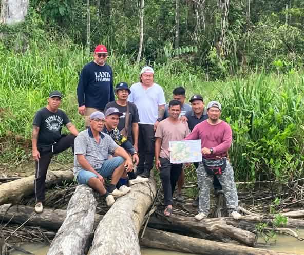 Gli indigeni Sungai Seruas mostrano una mappa che hanno realizzato con SADIA