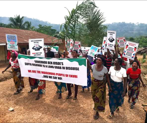 Indigeni Ekuri dimostrano contro la costruzione di una strada attraverso la foresta