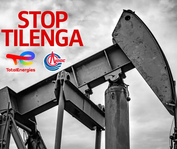 Immagine in bianco e nero di macchinari per l'estrazione del petrolio, con Stop Tilenga e i loghi a colori di Total Energies e CNOOC in Uganda.