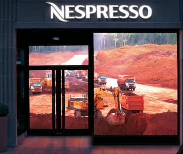 Una miniera di bauxite nel bel mezzo della foresta pluviale dietro la vetrina di Nespresso