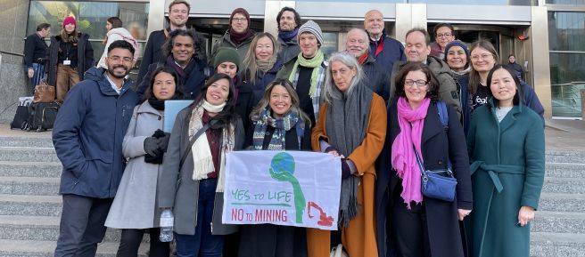 Rappresentanti di Salviamo la Foresta e di organizzazioni alleate alle porte del Parlamento europeo.