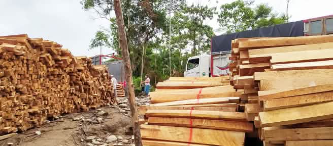 Legno di balsa accatastato
