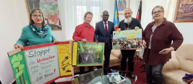 Consegna di 225.129 firme all'ambasciata della Repubblica Democratica del Congo a Berlino