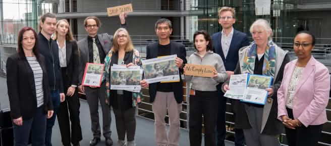 Foto di gruppo con i parlamentari.