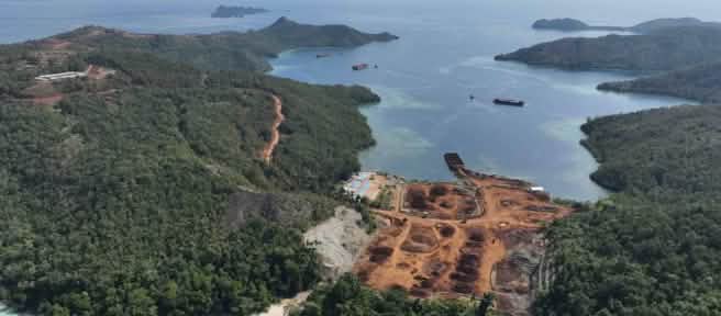 Vista aerea di una miniera di nichel su una piccola isola