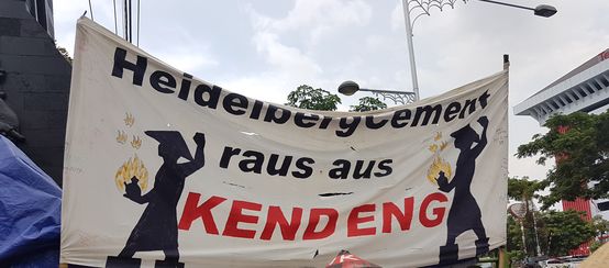 Premiati i difensori della natura: Yap Thiam Hien Human Rights Award 2018 per gli attivisti ambientali in Indonesia (© Dewi Candraningrum) Protesta contro la società tedesca HeidelbergCement a Giava, 12.12.2017