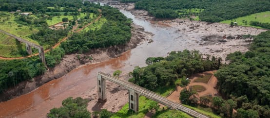 Vista aerea delle conseguenze del crollo della diga di Brumadinho, febbraio 2019.