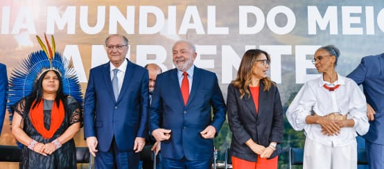 Il Presidente Lula da Silva (al centro) con la Ministra dei Popoli Indigeni (a sinistra) ed il Ministro dell'Ambiente (a destra) alla presentazione del Piano d'azione. (© Ricardo Stuckert/PR) Il Presidente Lula da Silva con i ministri Marina Silva e Sonia Guajajara e altre autorità, davanti a un cartello che recita in portoghese "Giornata mondiale dell'ambiente".