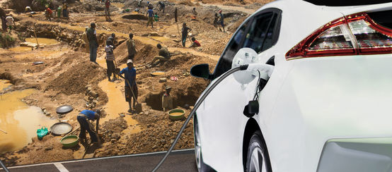 Fotomontaggio: un'auto elettrica in carica davanti ad una immagine di una miniera di cobalto nella Repubblica Democratica del Congo (© shutterstock.com + CCBY-NC-ND20 - Collage RdR) Fotomontaggio minatori in Congo + e-car