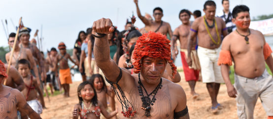Indigeni Mundurukú manifestano contro una diga sul fiume Tapajos, Brasile