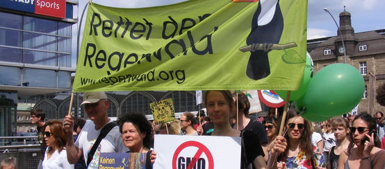 Dimostrazione contro Monsanto e gli OGM (© Helmut Treib/ Rettet den Regenwald) Dimostrazione contro Monsanto e i transgenici